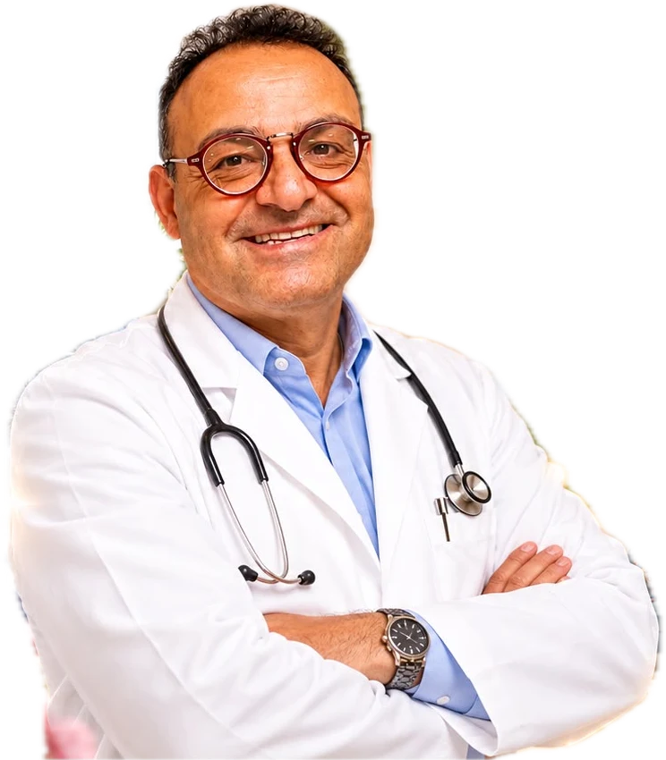 Le Dr Claude Allouche en blouse blanche, souriant, bras croisés